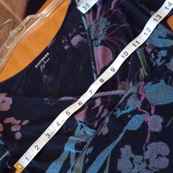 💙🌺Express Floral V-Neck Top - Picture 5 of 10